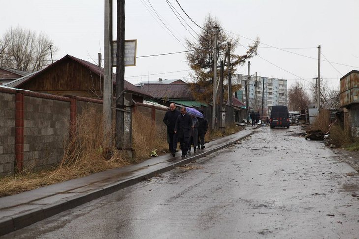 В Ленинском округе проводят обследование домов после крушения самолета. Фото пресс-службы администрации Иркутска