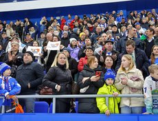 6 ноября на трибунах ледового дворца «Байкал» собралось более четырёх тысяч болельщиков.