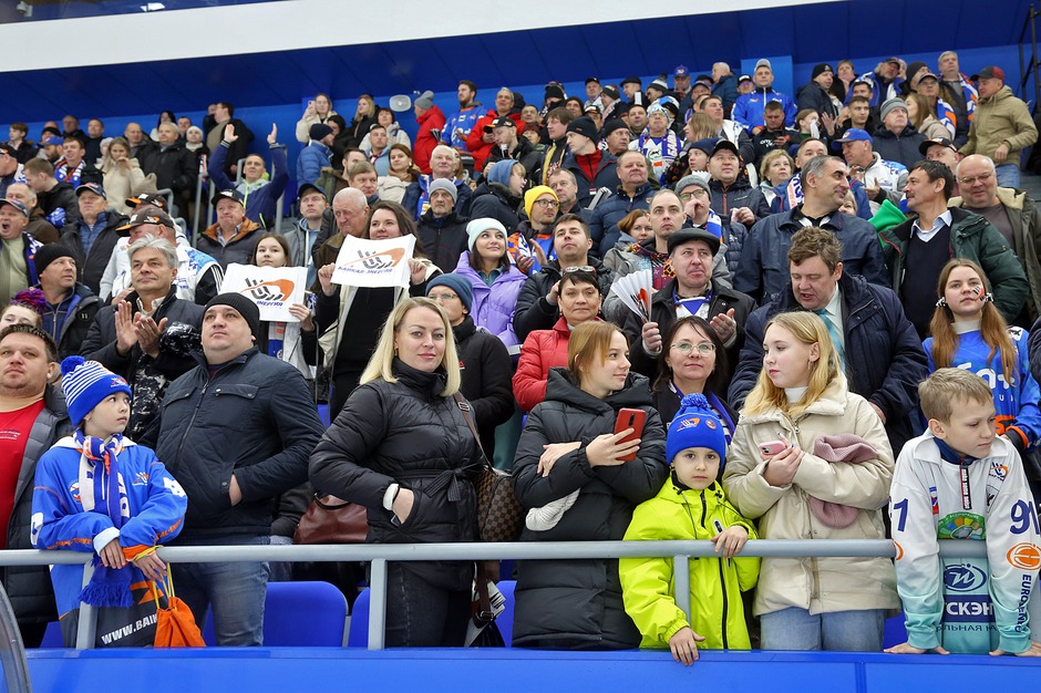 6 ноября на трибунах ледового дворца «Байкал» собралось более четырёх тысяч болельщиков.