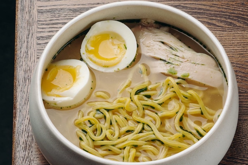 Классический наваристый куриный бульон с домашней лапшой, томленым куриным бедром и яйцом (220 рублей)