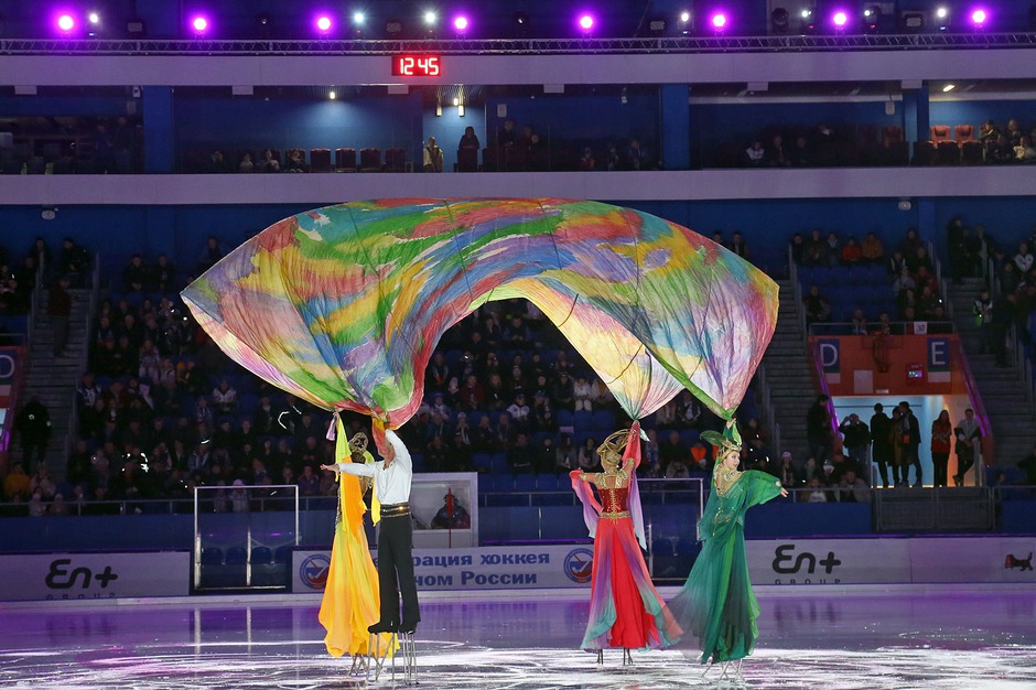 Перед матчем зрителей ждало ледовое шоу от московских артистов.