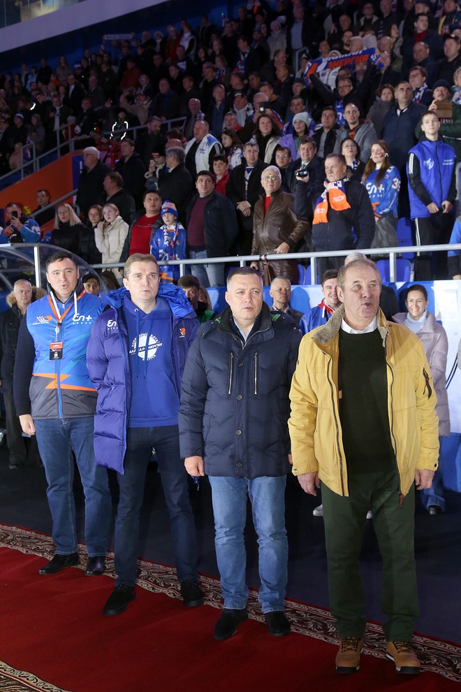 С открытием сезона болельщиков поздравили мэр Иркутска Руслан Болотов, руководитель энергетического бизнеса En+ Group Михаил Хардиков, губернатор Иркутской области Игорь Кобзев и президент Федерации хоккея с мячом Иркутской области Владимир Матиенко.