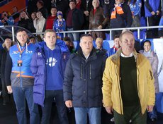 С открытием сезона болельщиков поздравили мэр Иркутска Руслан Болотов, руководитель энергетического бизнеса En+ Group Михаил Хардиков, губернатор Иркутской области Игорь Кобзев и президент Федерации хоккея с мячом Иркутской области Владимир Матиенко.