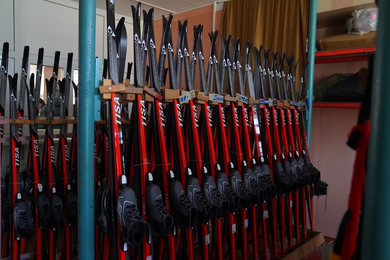 375 комплектов беговых лыж переданы в Ангарский городской округ