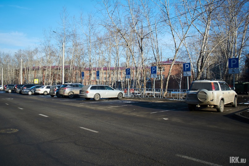 Парковка возле школы №38 на улице 19-й Советский переулок