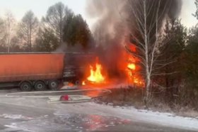 Горящая фура. Фото пресс-службы ГУ МВД России по Иркутской области
