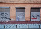 Граффити и надписи на фасаде и окнах здания в Иркутске. Фото IRK.ru