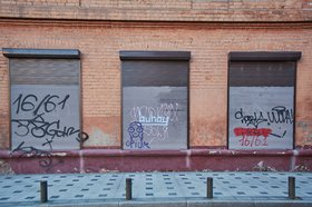 Граффити и надписи на фасаде и окнах здания в Иркутске. Фото IRK.ru