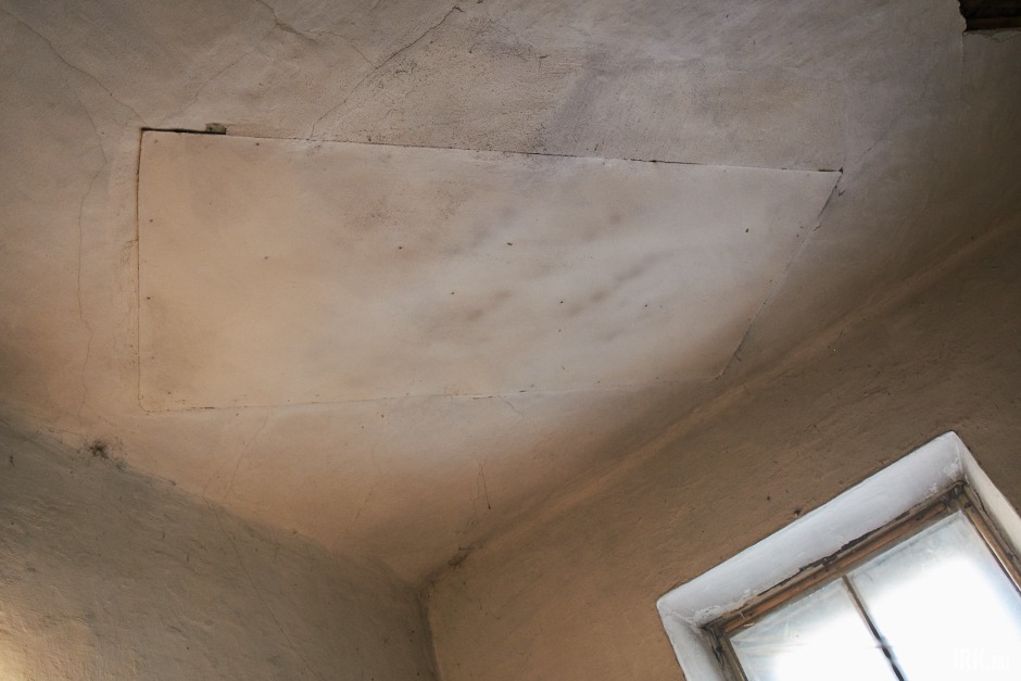 Несколько лет назад с потолка обрушилась штукатурка, тогда жильцы самостоятельно заделали его