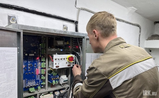Установка лифтового оборудования. Фото пресс-службы правительства Иркутской области