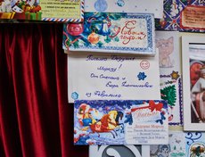 Дед Мороз бережно хранит письма, написанные ему детьми.