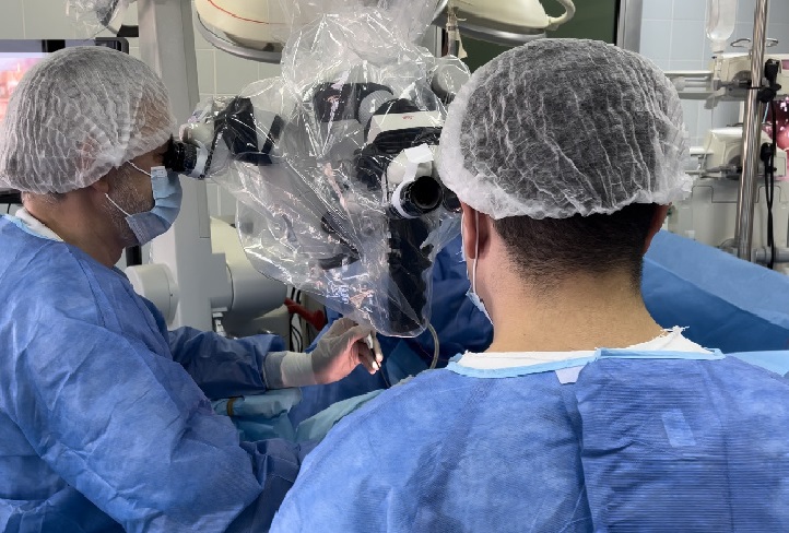 Нейрохирурги оперируют пациентку с помощью нового микроскопа. Фото пресс-службы ИОКБ