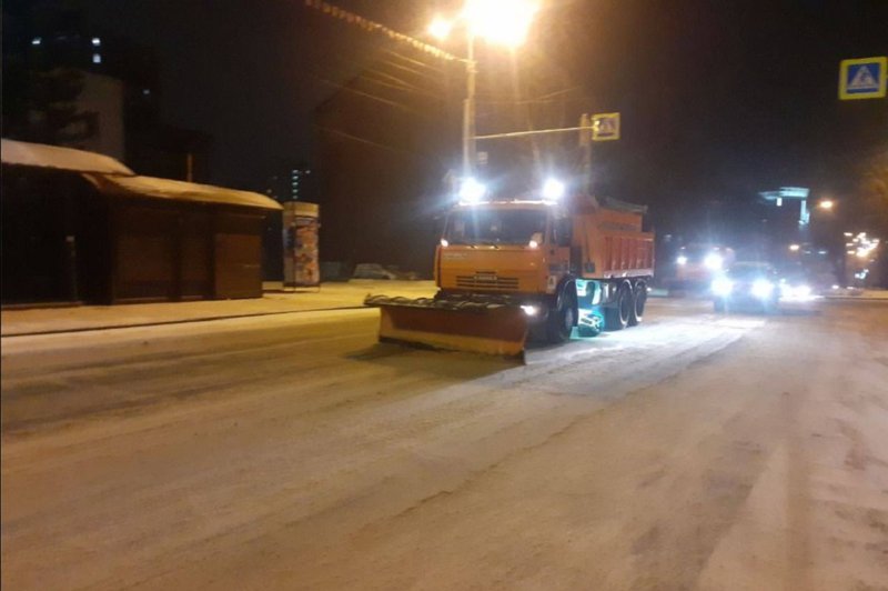 После ночной вьюги впр 5. Снег на улице ночью. Аварии в городе Иркутске сейчас. Метель в городе. Иркутск ночью.