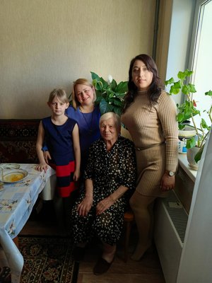 Мама с внучками и правнуками