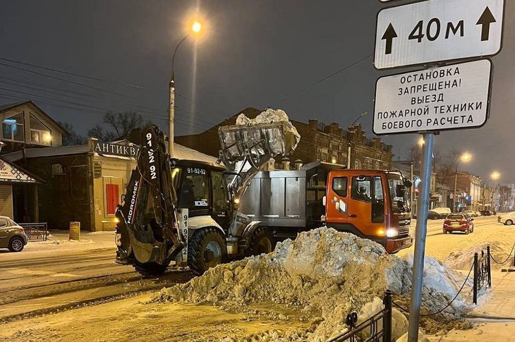 Уборка улиц в Иркутске. Фото пресс-службы городской администрации