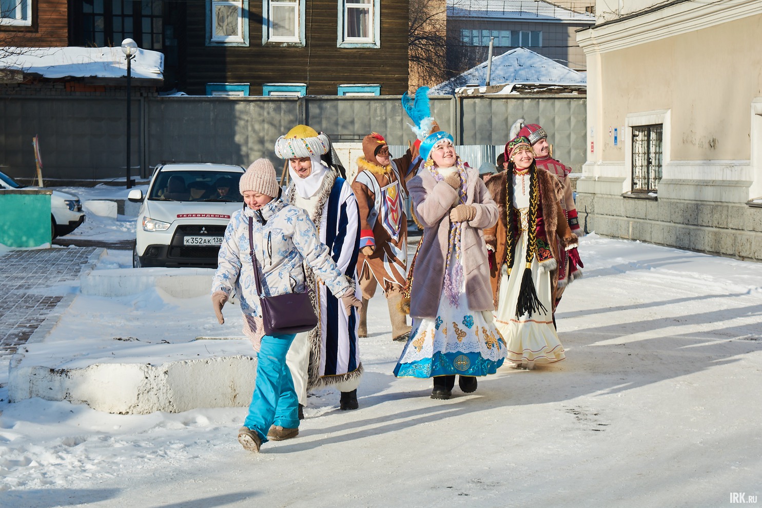 Вместе с волшебником поздравить детей пришли герои сказок народов России.
