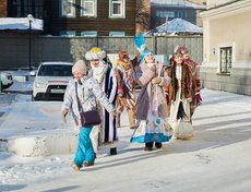 Вместе с волшебником поздравить детей пришли герои сказок народов России.