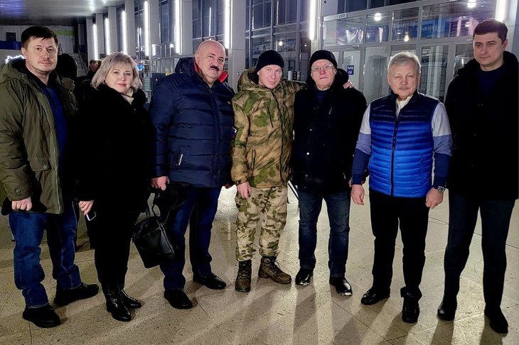 Депутата встречали родственники, мэр, представители думы. Фото из телеграм-канала Сергея Серебренникова