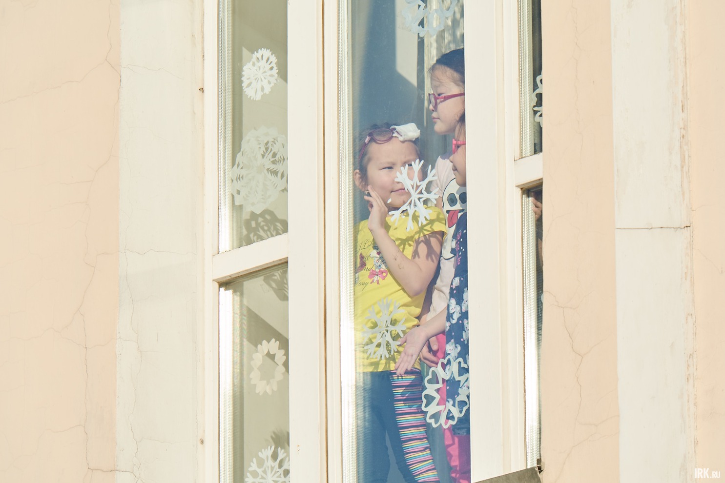 Ребята с любопытством выглядывали из окон.