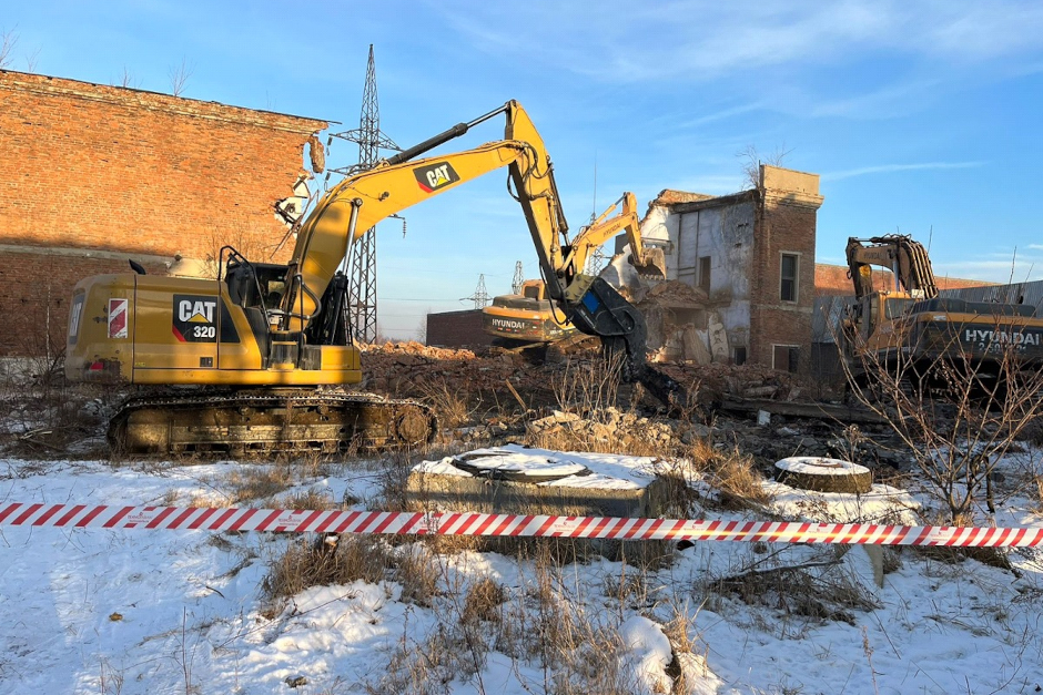 На первом этапе были демонтированы «чистые» здания, затем предстоит убрать сооружения, которые входят в проекты ликвидации НВОС