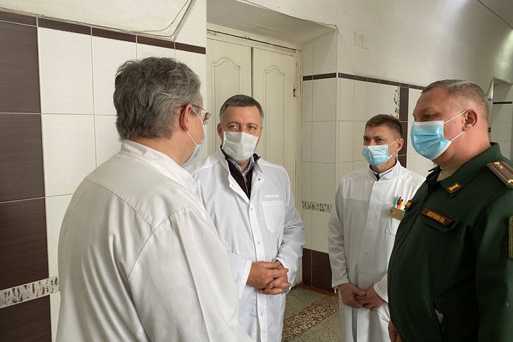Игорь Кобзев в военном госпитале. Фото пресс-службы правительства региона