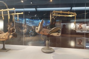 Один из уникальных экспонатов — седло из лошадиных зубов