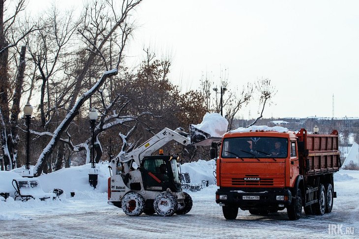 Уборка снега в Иркутске. Фото из архива IRK.ru