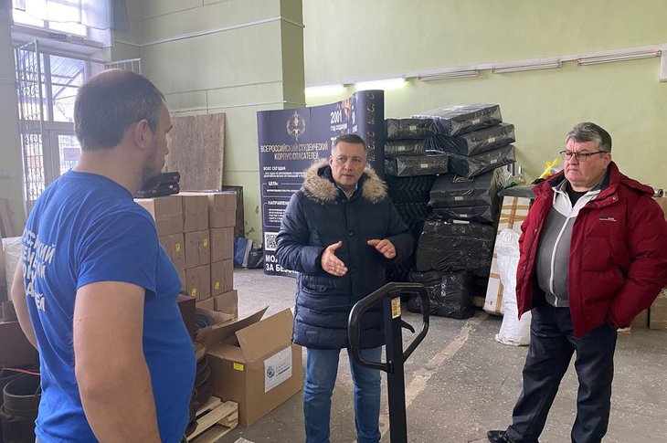 Игорь Кобзев посетил пункт сбора гуманитарной помощи. Фото пресс-службы правительства Иркутской области