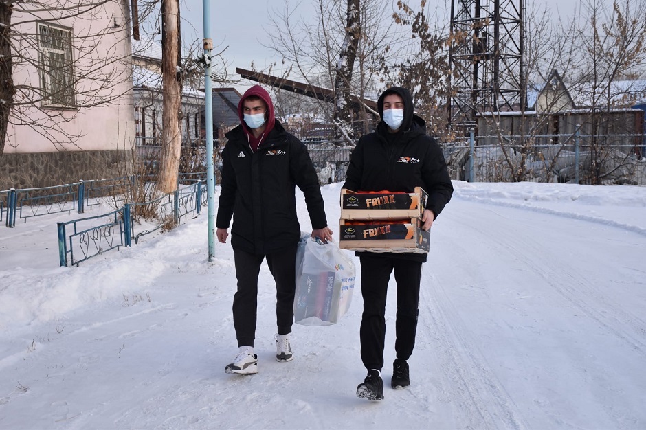 Для хоккеистов «Байкал-Энергии» дарить новогоднее настроение детям стало хорошей традицией