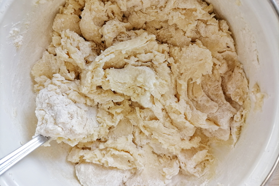 Смешиваем ингредиенты для теста