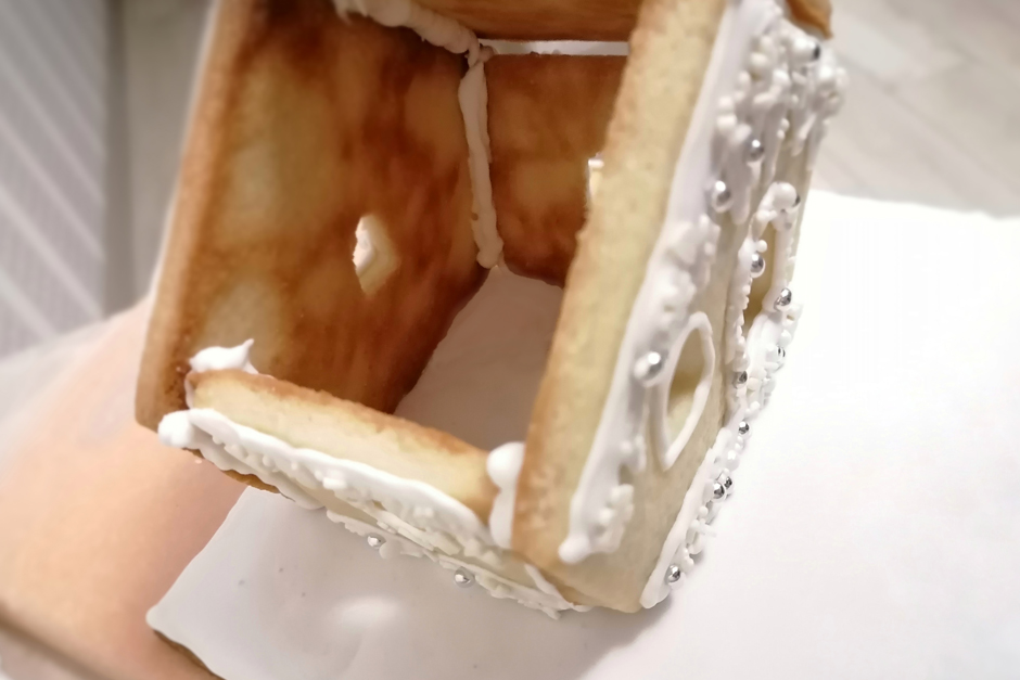 Постепенно собираем домик: стены, потом крыша