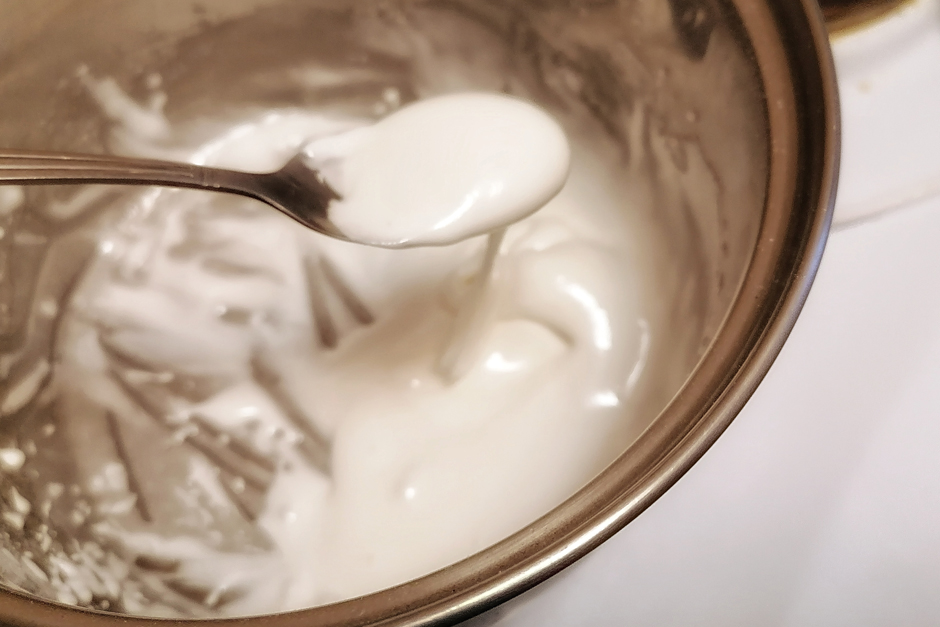 Средней густоты глазурь понадобится для контура