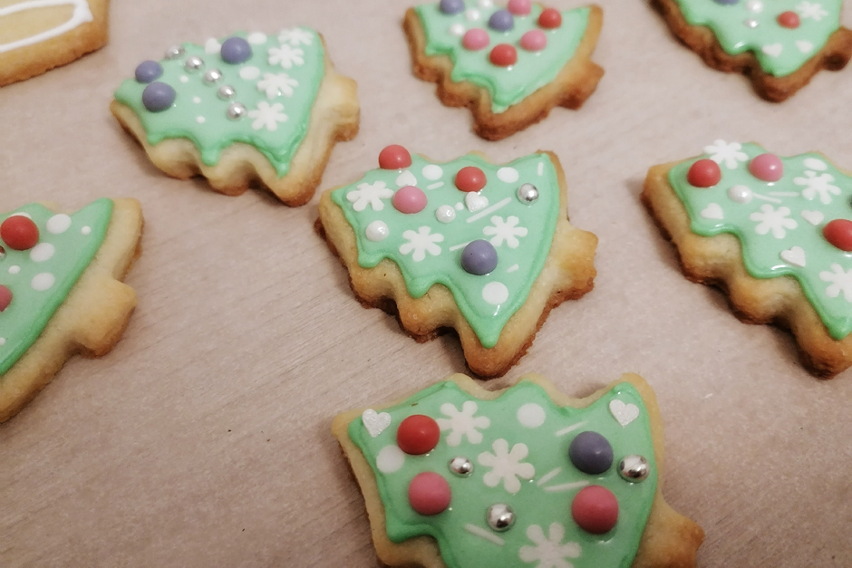 Украшаем печенье, пока глазурь не застыла