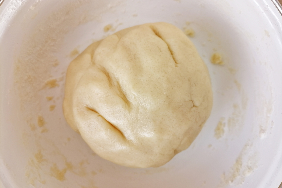 Скатываем тесто в комок