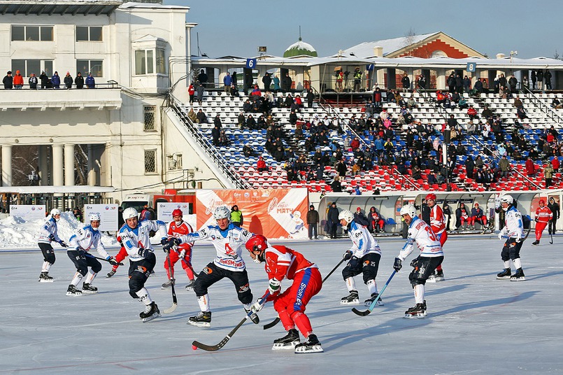 Ретро-матч на открытом стадионе позволил иркутским болельщикам вновь окунуться в атмосферу настоящего русского хоккея