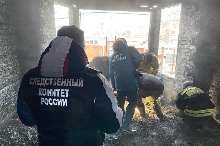 Следователи на месте происшествия. Фото пресс-службы СУ СК России по Иркутской области