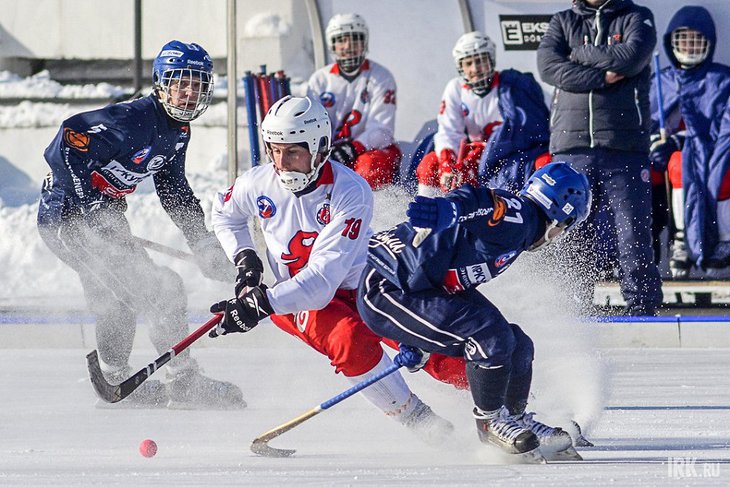 Хоккей с мячом. Фото Юрия Назырова, IRK.ru