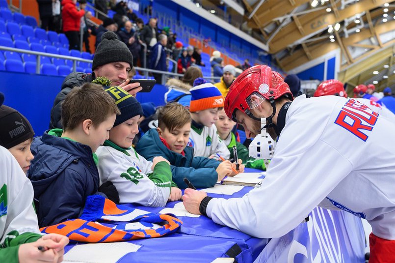 Хоккеисты сборной России раздали полторы тысячи автографов