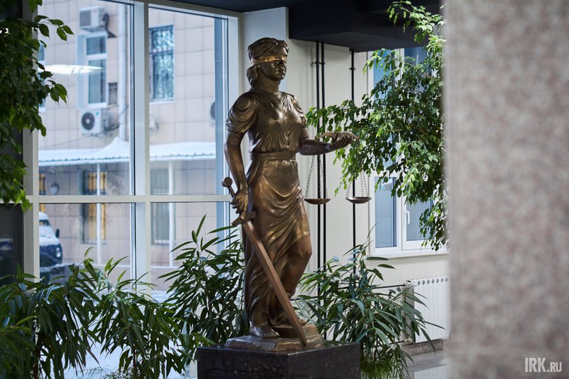 В холле здания областного суда, при входе, стоит скульптура богини Фемиды