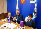 Игорь Кобзев и братья Беседины. Фото пресс-службы правительства Иркутской области