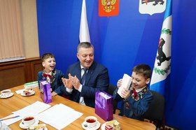 Игорь Кобзев и братья Беседины. Фото пресс-службы правительства Иркутской области