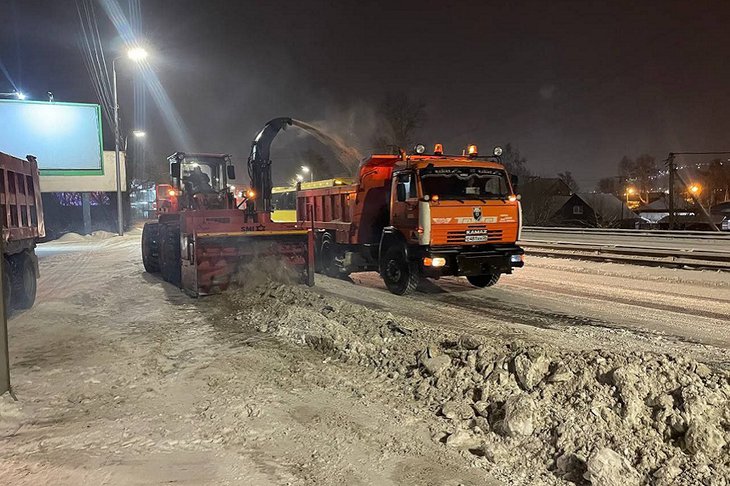 Уборка улиц Иркутска. Фото пресс-службы администрации города