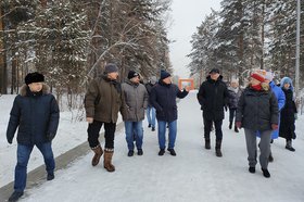 Игорь Кобзев в городском парке Шелехова. Фото пресс-службы правительства Иркутской области