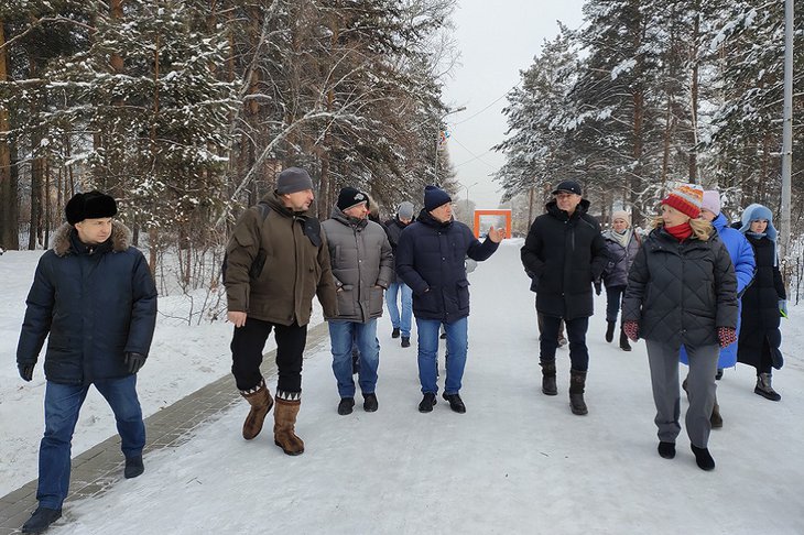 Игорь Кобзев в городском парке Шелехова. Фото пресс-службы правительства Иркутской области