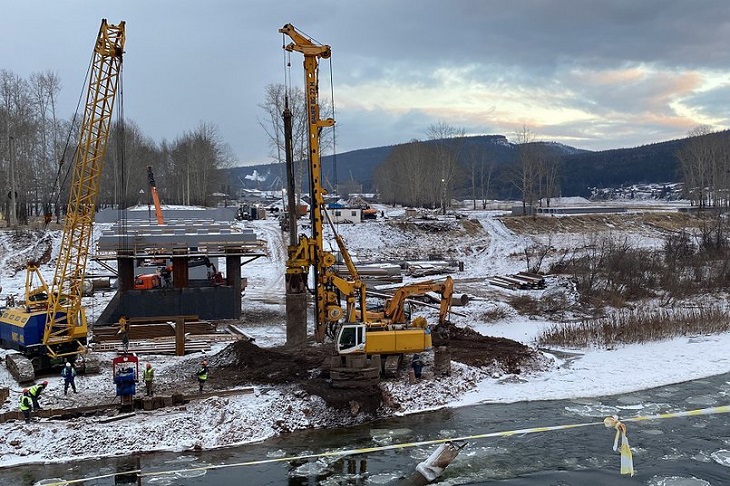 Строительство моста через реку Кута. Фото пресс-службы администрации Усть-Кутского района