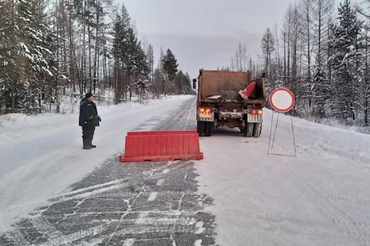 Подтопленную дорогу перекрыли. Фото из телеграм-канала Игоря Кобзева