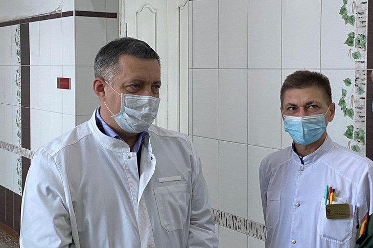 Игорь Кобзев посетил военный госпиталь. Фото с сайта правительства Иркутской области