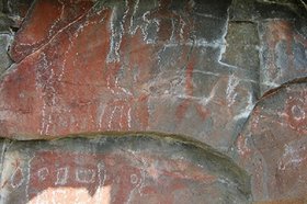 Скала с изображениями. Фото пресс-службы правительства Иркутской области