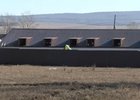 На участке обнаружили несколько забитых сеном помещений, под которым находились стеллажи с оборудованием