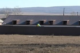 На участке обнаружили несколько забитых сеном помещений, под которым находились стеллажи с оборудованием